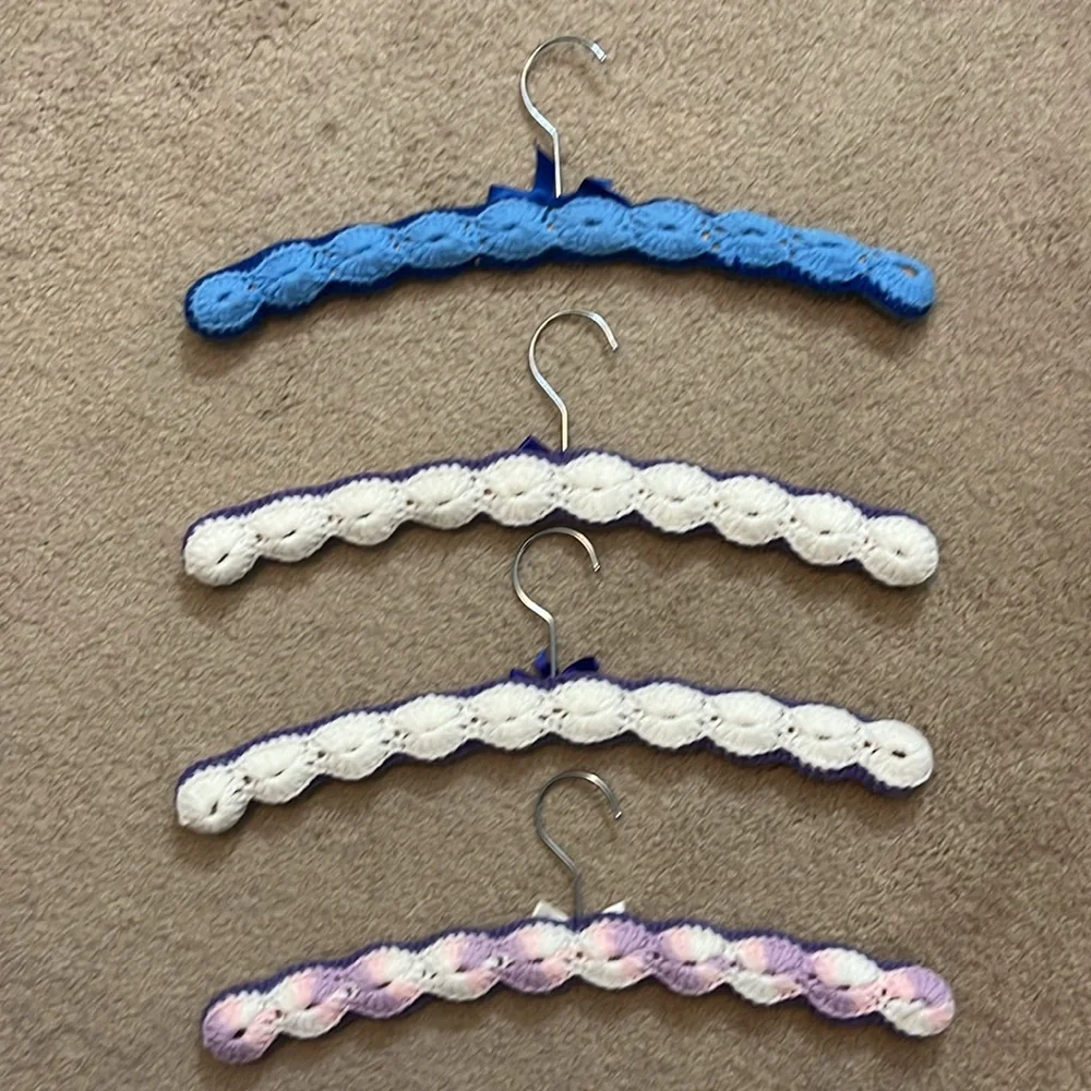 Vintage Crochet-Covered Padded Hanger Set – Set of 4 – Excellent Condition